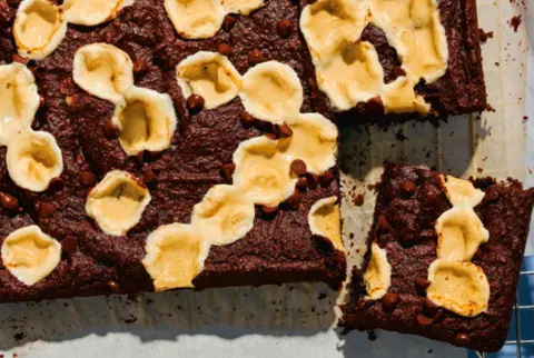   Brownies με γαρνιτούρα marshmallow σε συρματόπλεγμα καλυμμένο με λαδόκολλα