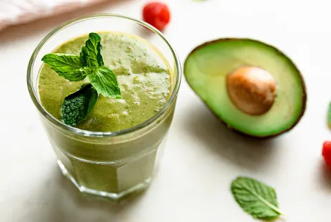 Zöld keto smoothie matchával és mentával