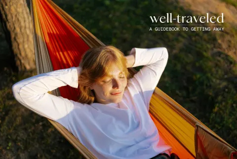   امرأة تسترخي على أرجوحة شبكية خلال الساعة الذهبية - امتياز Well Traveled