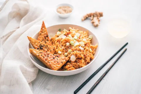   Πιάτο με tempeh, πράσινα κρεμμύδια και ζυμαρικά