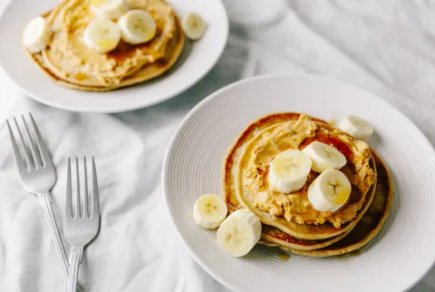 Δύο πιάτα Vegan Pancakes με Φιστίκι και Μπανάνα