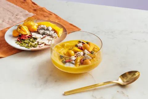  Tropical Smoothie Bowl με κουμ κουάτ και φρούτο δράκου