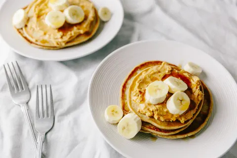 Δύο πιάτα Vegan Pancakes με Φιστίκι και Μπανάνα