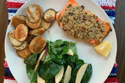 테이블 위의 접시에 있는 hellofresh 저녁 식사 앙트레