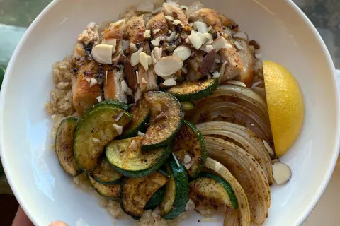 테이블 위의 접시에 있는 hellofresh 저녁 식사 앙트레
