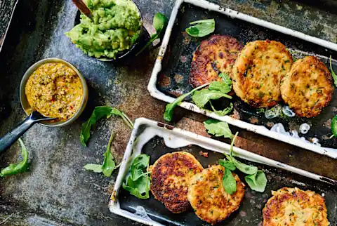   Laksekager med avocado og chimichurri