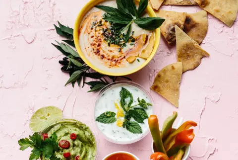   Pita chips hummusszal