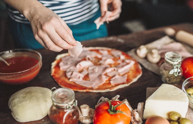 Fiesta de pizza todos los días con este pan plano de jamón y col rizada