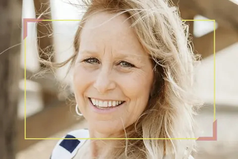   kvinde smilende med gul kant