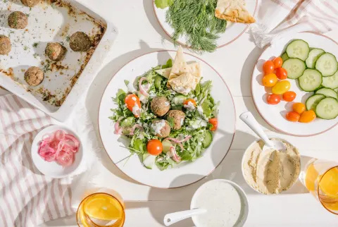   Μια υγιής μεσογειακή σαλάτα με αρνί, pita, hummus, άνηθο, αγγούρι και ελληνικό γιαούρτι ντύσιμο