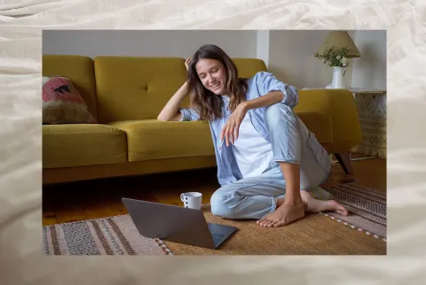   nő ül a padlón online kommunikáció