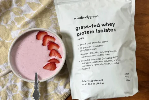   Чаша для смути Grass Fed Whey Protein с клубникой