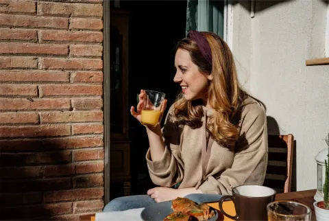 kvinde drikker juice