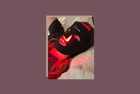 's ace while lying down with red glowing on nose and mouth Маска красного света Bon Charge на женщине's ace while lying down with red glowing on nose and mouth