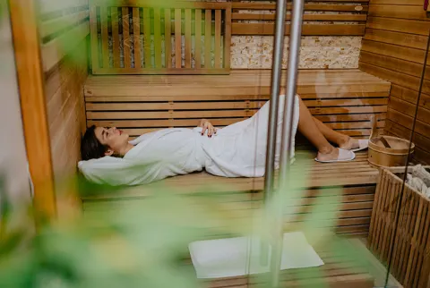 kvinde lægger sig i sauna