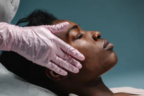   Obrezano lice Afroamerikanke u spa kabinetu
