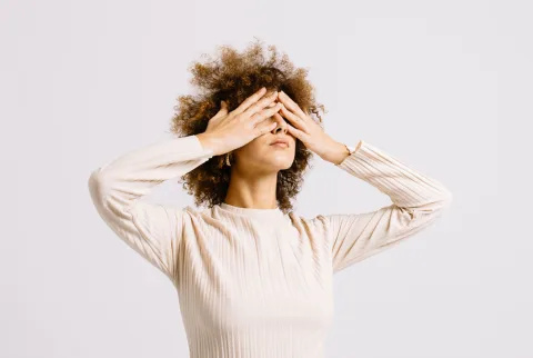   (Utoljára használták: 2/9/21) Stresszes nő, a kezével a szemén a stúdióban