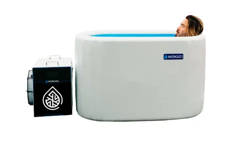   inergize sundhed koldt springbad med person