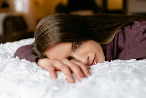   Deprimeret kvinde på sengen