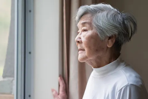   밖을 내다보는 중국 노부부