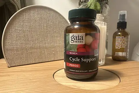   دعم دورة Gaia Herbs على طاولة بجانب السرير