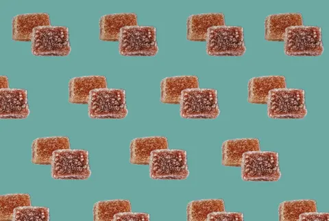   Конопля против CBD Gummies с жевательными конфетами из кукурузного хлеба на заднем плане