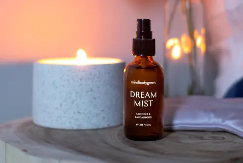   mindbodygreen dream mist na nočni omarici v soju sveč