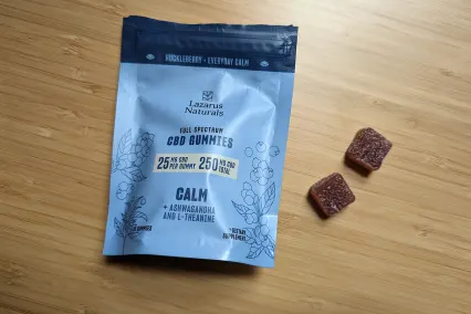   lazarus naturals cbd gumiji mirno modra vrečka poleg dveh gumijev iz vrečke