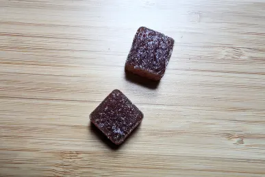   Lazarus Naturals CBD Calm Gummies dva na lesenem namizju