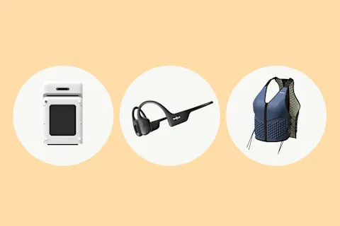   sétapad, shokz fejhallgató és súlyozott mellény fotója barack színű háttérrel