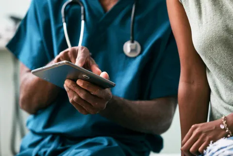   Az orvos laboratóriumi eredményeket mutat a páciensnek