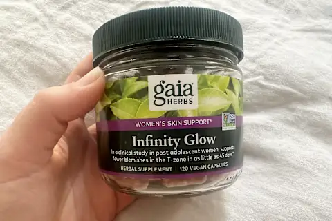   redaktør's hand holding Infinity glow container