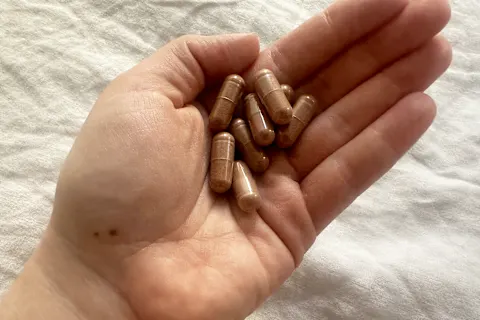   redaktør's hand holding gaia infinity glow capsules