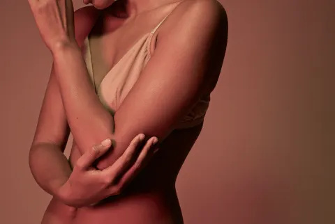 筋肉痛をつかむ女性