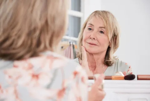   Moden kvinde skønhed og hudpleje rutine morgen - nat foryngende behandling
