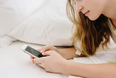   fiatal lány a telefonján