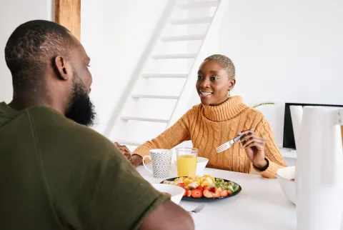   أكل المرأة مع الرجل