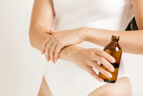   صورة لامرأة شابة مع الزيت العطري
