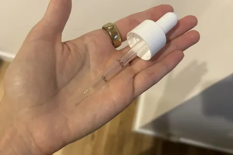   szerkesztő's hand holding the serum dropper