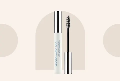   colorescience Total Lash™ Mascara على خلفية وردية بأشكال