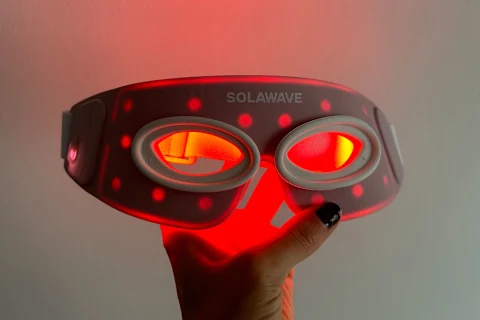   фотография маски для глаз solawave в редакторе's hand