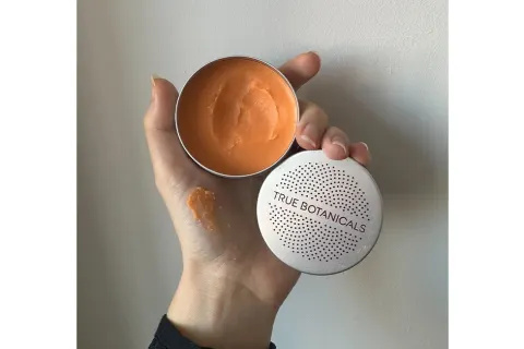   Джейми использует спасительный бальзам True Botanicals