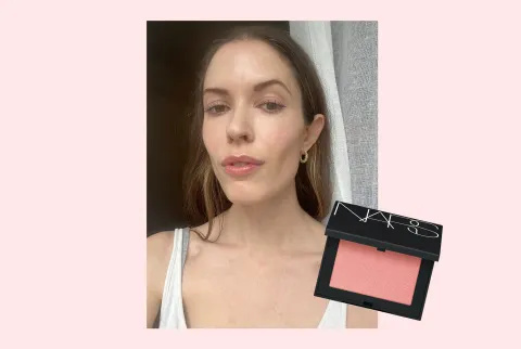   Η διευθύντρια ομορφιάς της mindbodygreen, Alexandra Engler, δοκιμάζει το NARS Powder Blush