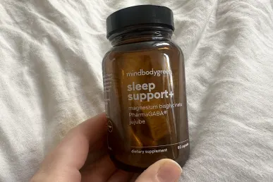   mindbodygreen søvnstøtte+ flaske i hænderne næsten tom