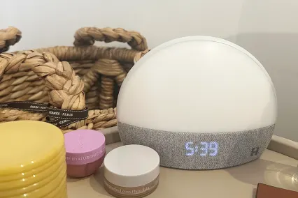  Hatch Restore 1 på natbordet ved siden af ​​lotion og læbemaske