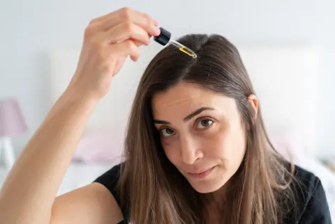   ヘアセラムを髪に塗る女性