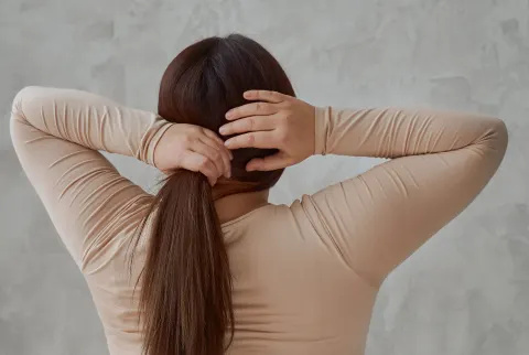 머리를 만지는 여자