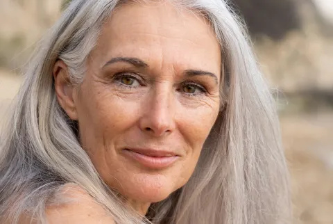   äldre kvinna leende