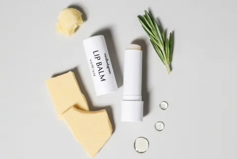   mindbodygreen læbepomade med forskellige ingredienser