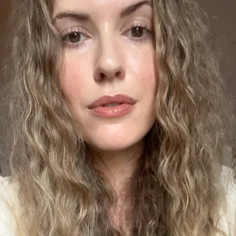 alexandra engler selfie for de bedste skønhedsprodukter til krøllet hår
